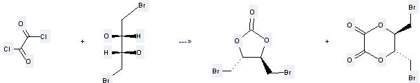 2,3-Butanediol, 1,4-dibromo-, (theta,theta)-(+/-)- can be used to produce (+-)-trans-4,5-bis(bromomethyl)-1,3-dioxolan-2-one and (+-)-trans-5,6-bis(bromomethyl)-1,4-dioxane-2,3-dione at the ambient temperature